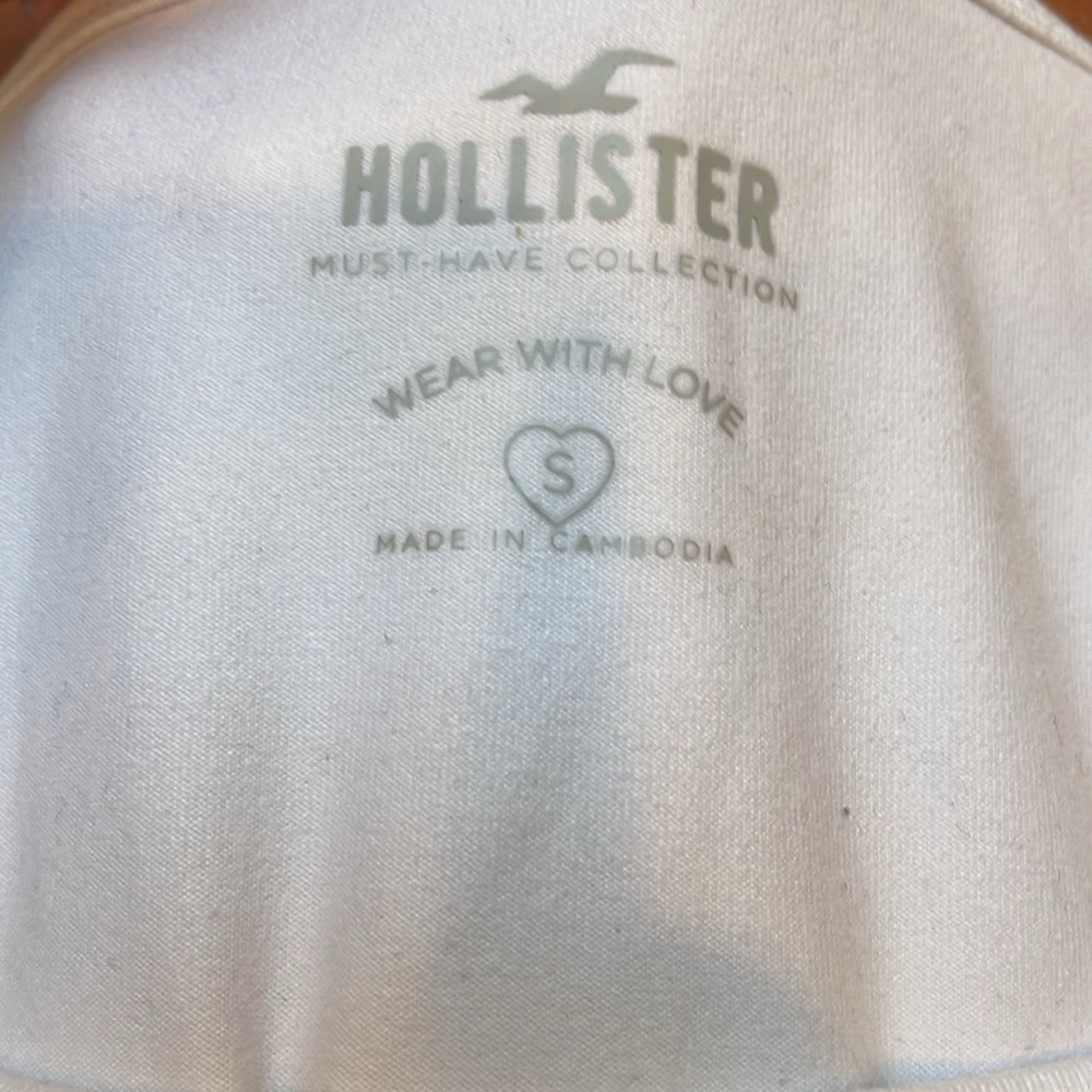 ❤️5/$15 Hollister stretchy crop top - Picture 2 of 3